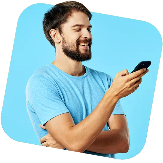 Jeune homme sur son smartphone souhaitant être recontacté par FC Crédits & Finances
