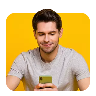 Homme sur son téléphone visitant le site internet FC Crédits & Finances pour contact