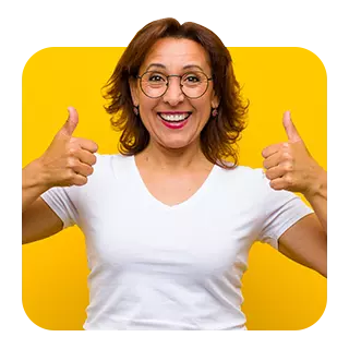 Satisfaction client femme montrant pouces approbation