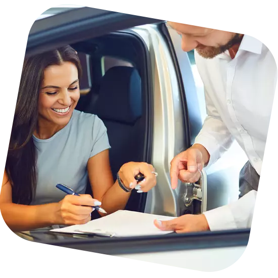 Femme signant les papiers pour l'achat de la voiture après emprunt pour l'achat