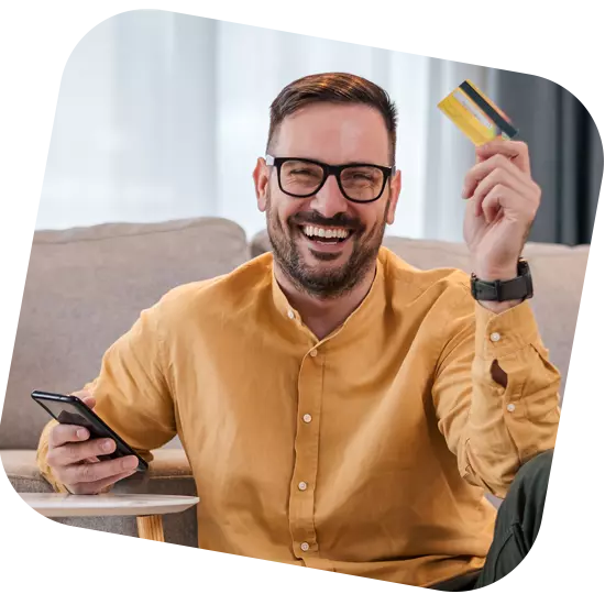 Homme heureux carte de crédit téléphone