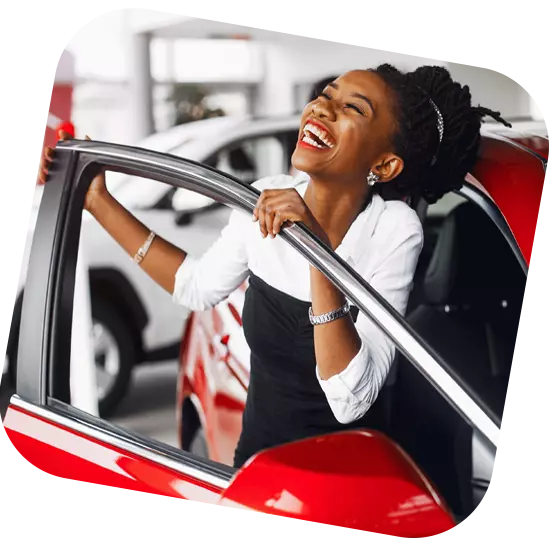 Femme heureuse d'acheter voiture rouge avec l'aide de Crédits FC Crédits & Finances