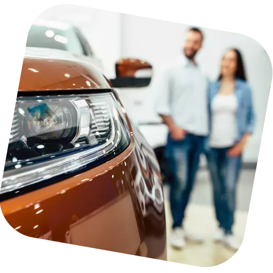 Couple chez le concessionnaire achat SUV